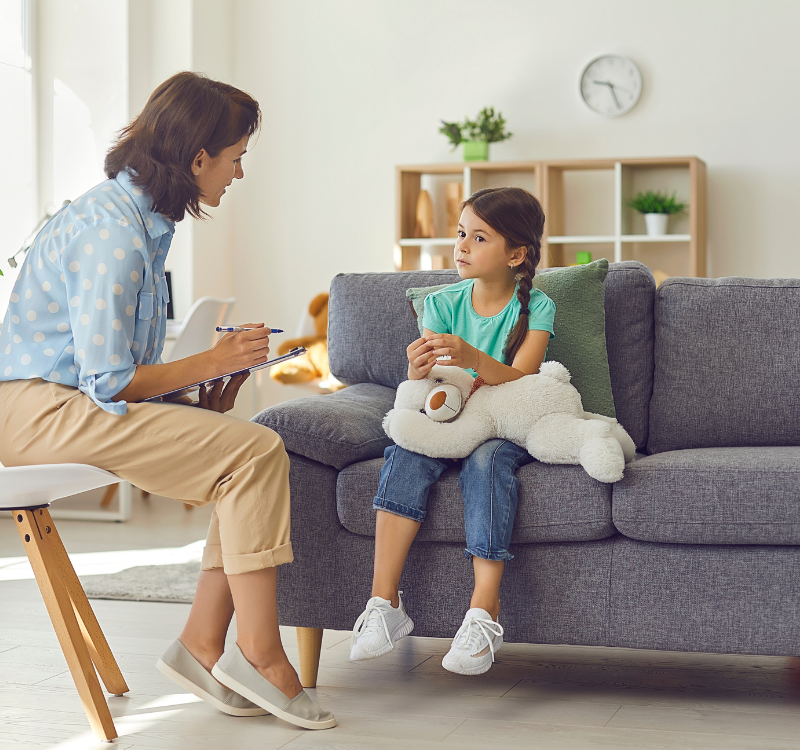 Imagen en el que una niña está con una especialista tratando psicología infantil en Clínica Vitalia